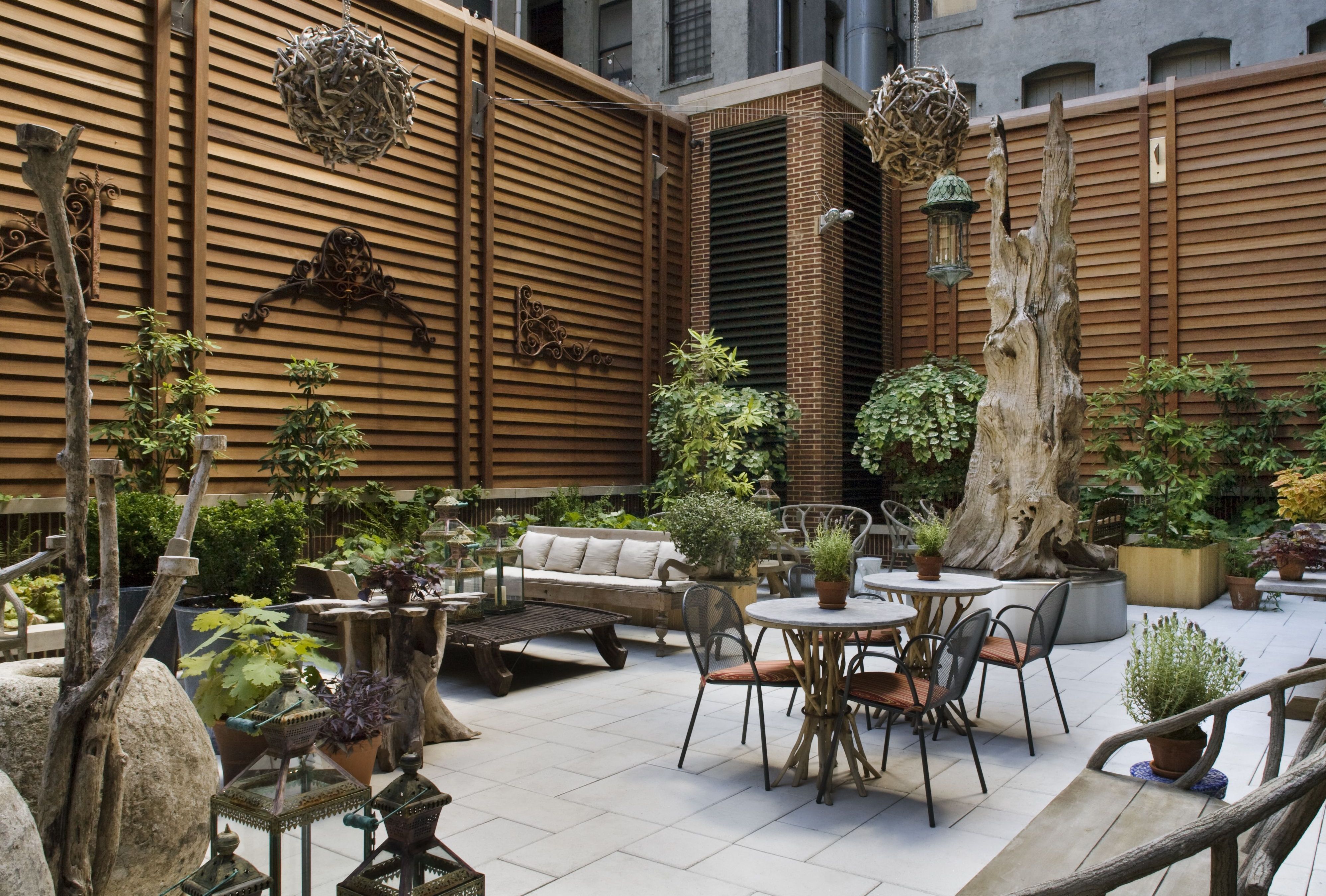 The tall walls surrounding the sculpture garden makes you forget that you're in the city. Enjoy a cup of coffee and relax.